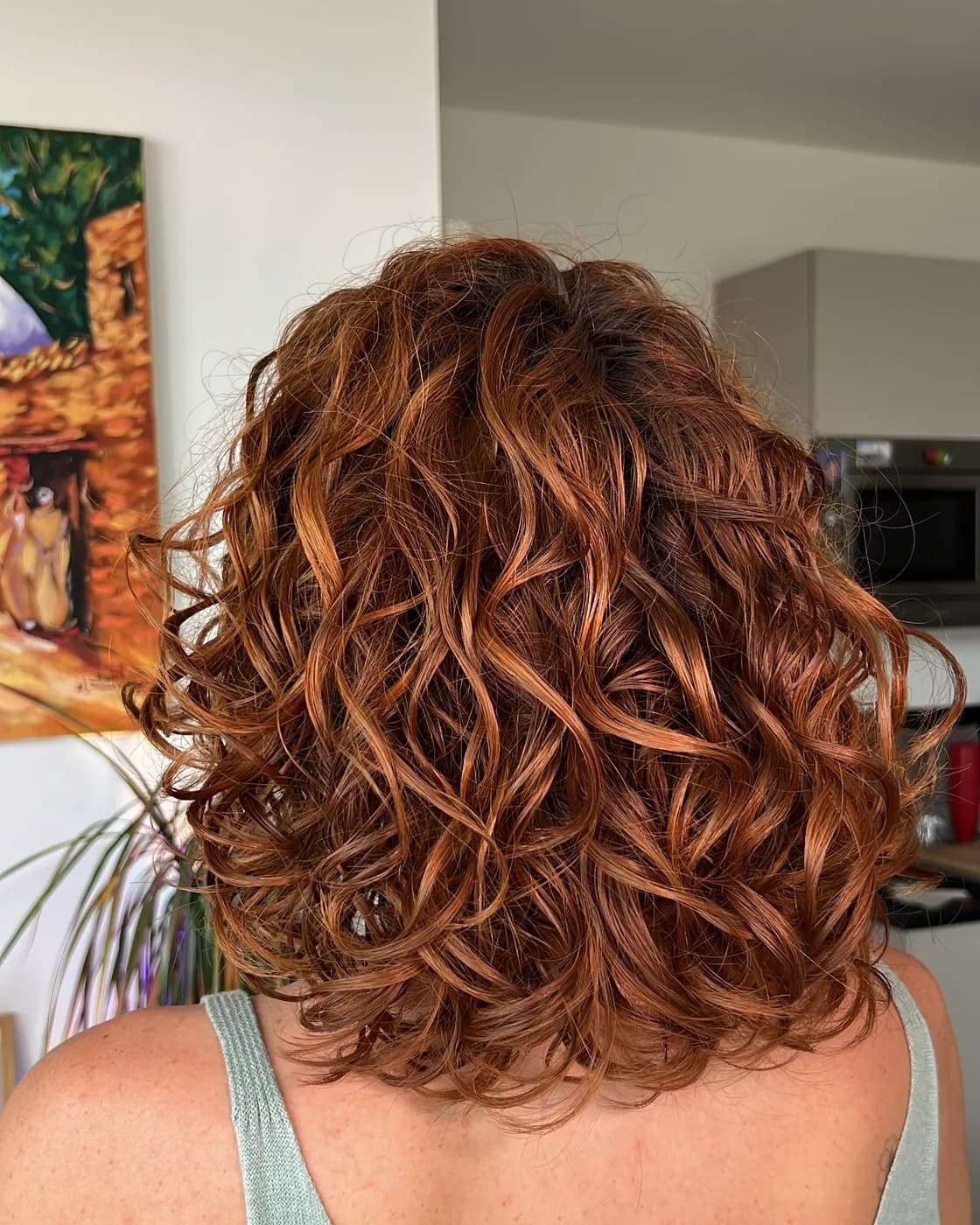 Après : Cheveux mi-longs cuivrés
